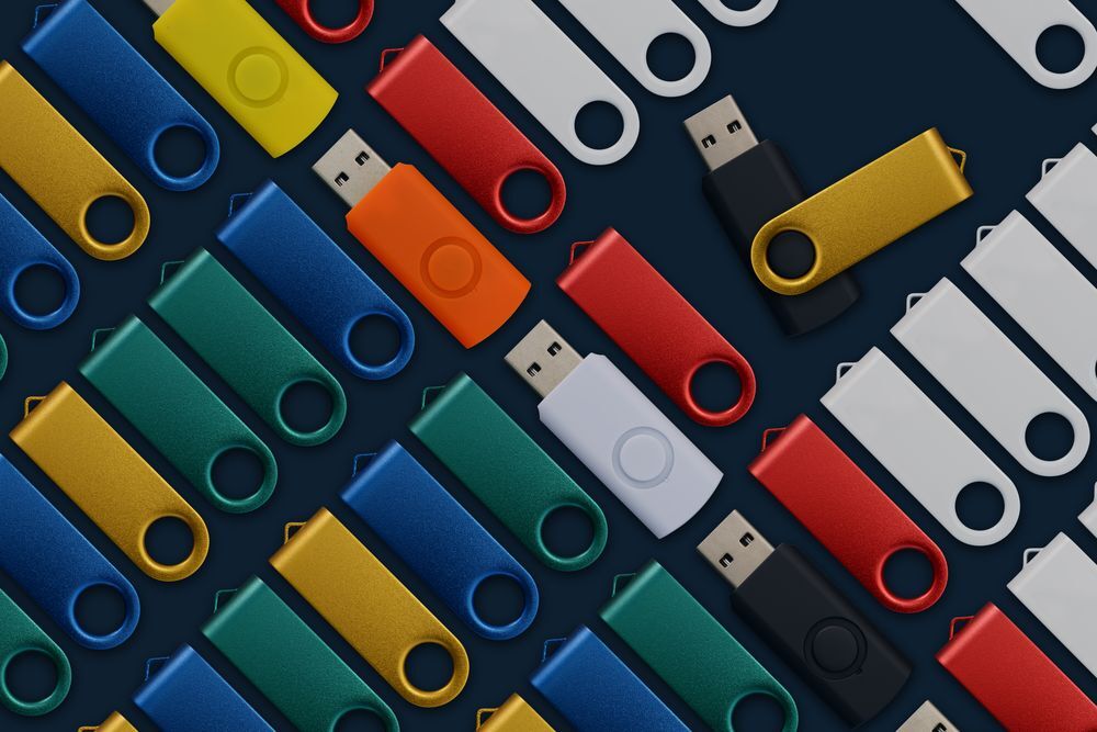 Флешка Twist Color, черная с красным, 8 Гб арт.7537.35.8Гб