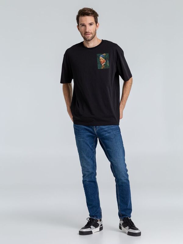 Футболка оверсайз &laquo;Мужчина с жемчужной сережкой&raquo;, черная арт.71505.30