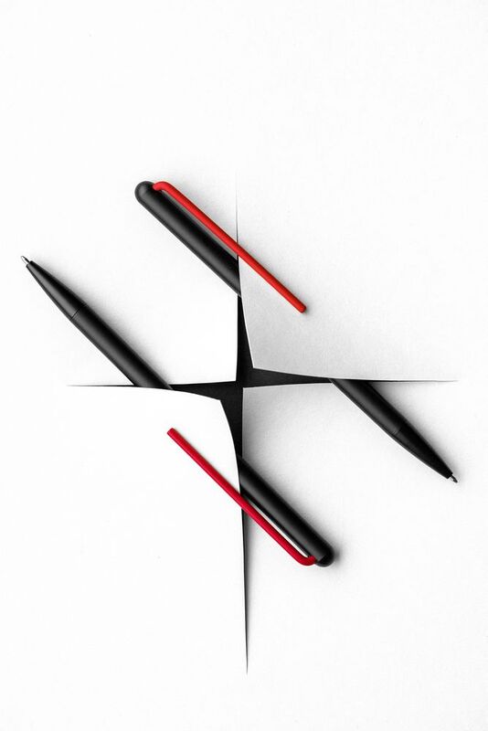 Шариковая ручка GrafeeX в чехле, черная с красным арт.15534.50