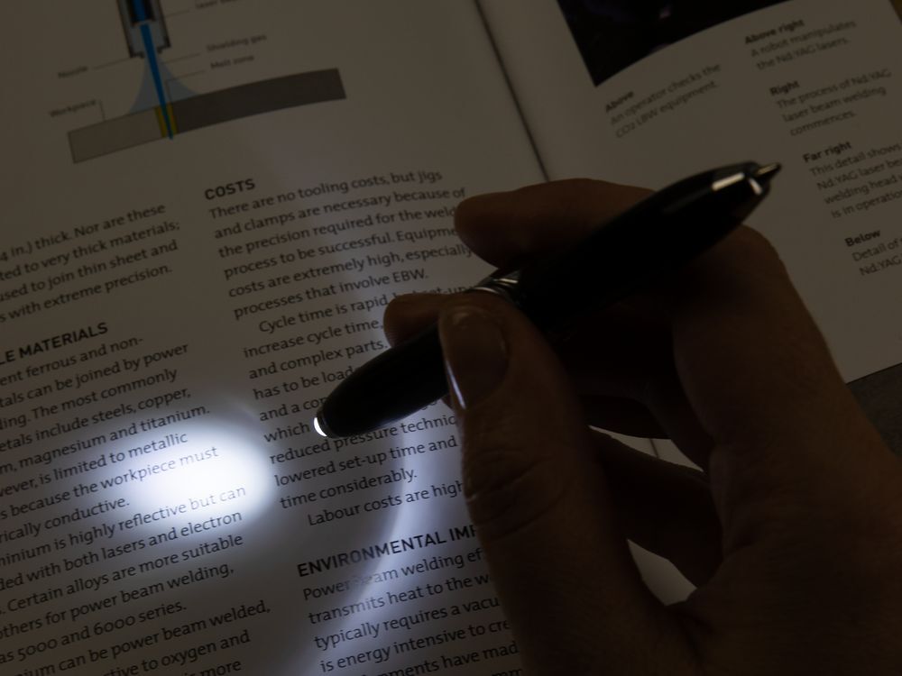 Ручка-спиннер Flipen с фонариком, черная арт.16719.30